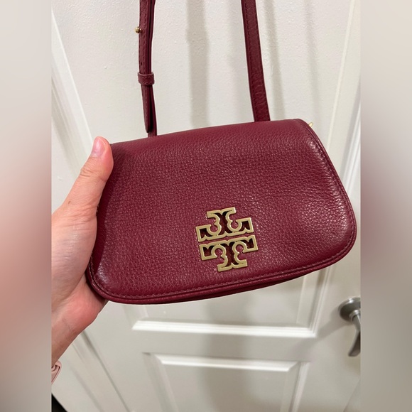 Tory Burch Handbags - Tory Burch
Tory Burch Burgundy Leather Bitten Clutch Bag